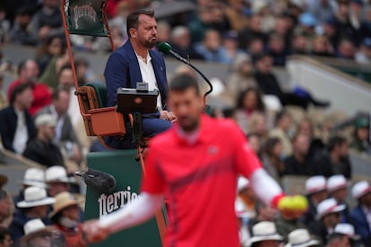 El árbitro del duelo entre Djokovic y McDonald, con el serbio en primer término.
