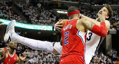 Martin forcejea con Marc Gasol, en la derrota de los Memphis ante los Clippers.