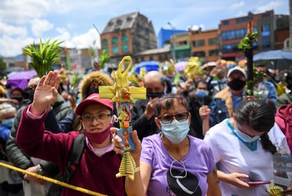 Fieles católicos participan en la tradicional misa del Domingo de Ramos, en el barrio 20 de julio, al sur de Bogotá.