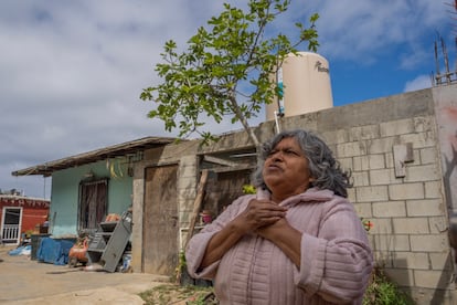 Jacqueline Uribe frente a su casa, que tiene más de 20 años sin acceso al agua.