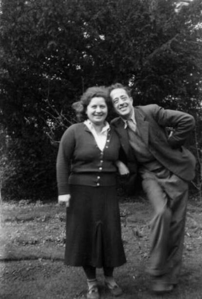 Ilsa y Arturo Barea, en el jard&iacute;n de su casa en Faringdon (Reino Unido).