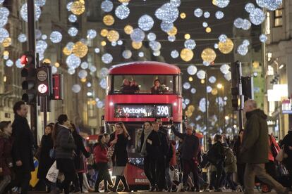 “Admira las luces de Navidad de Londres”, anima la web de Turismo de la capital británica (visitlondon.com). Las famosas de Regent Street y Oxford Street; las que resplandecen en las comerciales Carnaby y Bond Street; las que integran las decoraciones festivas de Covent Garden; las que titilan en el Árbol de Navidad de Trafalgar Square, y las que dibujan figuras brillantes inspiradas en la estatua de Anteros, el dios griego del amor correspondido, en Picadilly. Hasta el 31 de diciembre, The Shard, el rascacielos más alto de la Unión Europea (hasta ahora), ilumina el horizonte con su espectáculo lumínico.