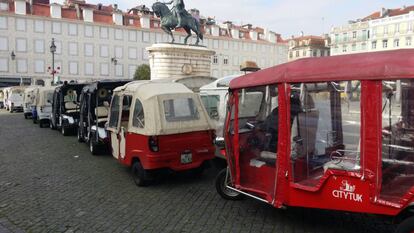 Tuktuks en la plaza da Figueira, una de las prohibidas al tráfico de coches.