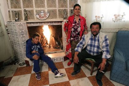 Pura y su familia, en el interior de su vivienda en el sector 6.