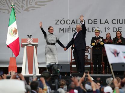Andrés Manuel López Obrador AMLO saluda en el Zócalo junto con Beatriz Gutierrez Muller