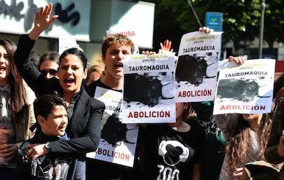 Los activistas, que han realizado la protesta semidesnudos, portaban accesorios típicos de falleras y falleros para reivindicar una fiestas "que invitan a la diversión y no a la muerte" y que, según ha indicado la portavoz de la organización, Carmen Moll, "se ven empañadas por casi un centenar de muertes" de toros durante las fiestas.