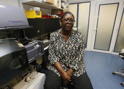 Chiaka Anumudu, microbióloga nigeriana, en el Centro de Investigaciones Oncológicas de Madrid.