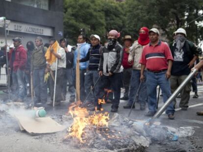 Los maestros durante las protestas en la capital del país en 2013.