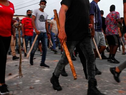 Grupos progubernamentales, algunos armados con palos, por las calles de La Habana en un intento de contrarrestar las protestas por la crisis. este lunes.