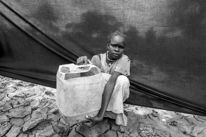 Cuatro meses antes de que se tomara esta fotografía, los soldados llegaron a la aldea de Makaja, en el estado del Nilo Azul de Sudán. Es la aldea de Maria, de 10 años.
