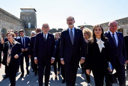 The Kings Felipe and Letizia (in the center), together with the president of Austria, Alexander Van Der Bellen (on the left), and his wife, Doris Schmidauer, travel the old concentration camp.