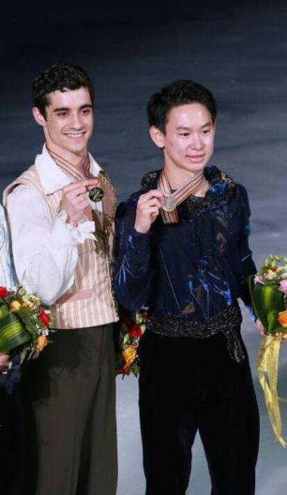 Javier Fernández, izquierda, y Denis Ten, en el podio del Mundial de Shanghai, en 2015.