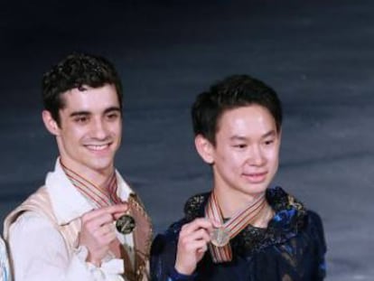 Javier Fernández, izquierda, y Denis Ten, en el podio del Mundial de Shanghai, en 2015.