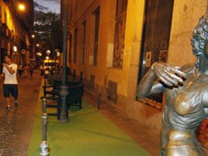 La estatua recién restaurada en la calle de la Palma.