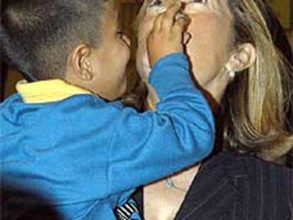 La ministra de Sanidad, Ana Pastor, ayer, con un niño iraquí trasladado a España para recibir asistencia médica.