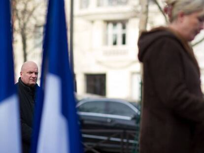 Thierry Legier. a la izquierda, asiste en febrero de 2012 a un acto de Marine Le Pen.