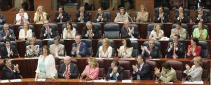 Los diputados populares aplauden a Elvira Rodríguez, tras su elección como presidenta de la Asamblea regional. A la derecha, Esperanza Aguirre.