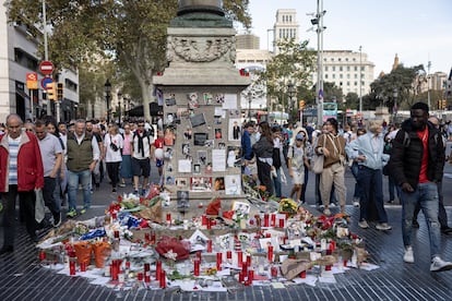 La farola de La Rambla, convertida en altar espontáneo en recuerdo de Liam Payne, excomponente del grupo One Direction.