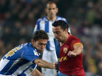 Xavi disputa la pelota con Lolo.