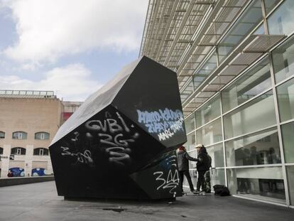 'La onada', de l'escultor Jorge Oteiza, a Barcelona, davant del Macba.