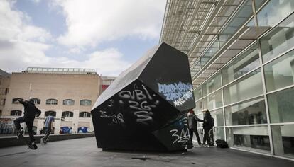 'La onada', de l'escultor Jorge Oteiza, a Barcelona, davant del Macba.