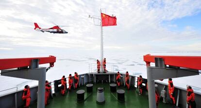Izada de bandera en el rompehielos 'Xue Long' tras llegar a la latitud más al norte jamás alcanzada por un barco chino.