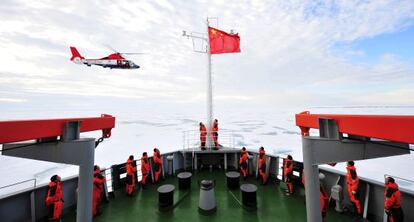 Izada de bandera en el rompehielos &#039;Xue Long&#039; tras llegar a la latitud m&aacute;s al norte jam&aacute;s alcanzada por un barco chino. 