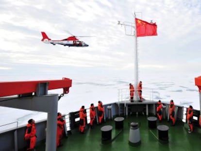Izada de bandera en el rompehielos &#039;Xue Long&#039; tras llegar a la latitud m&aacute;s al norte jam&aacute;s alcanzada por un barco chino. 