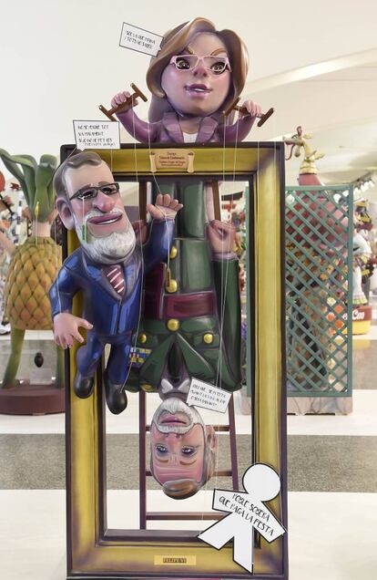 Figuras del presidente Mariano Rajoy y del Rey Felipe VI, convertidos en marionetas que maneja un ninot de la vicepresidenta Soraya Sáenz de Santamaría.