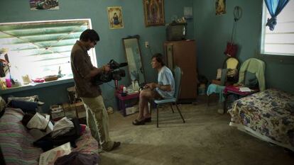 Alejandro Cárdenas filma a Gerardo Chan, uno de los protagonistas de 'Oasis'.