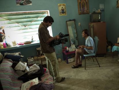 Alejandro Cárdenas filma a Gerardo Chan, uno de los protagonistas de 'Oasis'.
