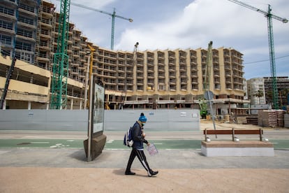 Obras de un nuevo hotel en la ciudad junto a la playa de la Victoria.