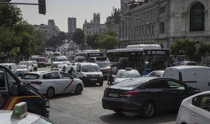 Un autobús atrapado entre la calle de Alcala y Gran Via en el arranque de la moratoria de Madrid Central.