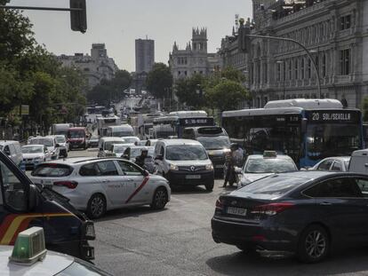 Un autobús atrapado entre la calle de Alcala y Gran Via en el arranque de la moratoria de Madrid Central.