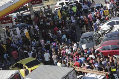 Pessoas fazem fila para encher galões com combustíveis no Rio de Janeiro 