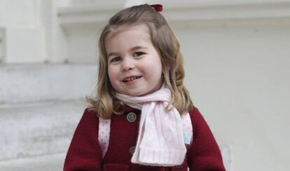 La princesa Carlota de Cambridge en le palacio de Kensington antes de su primer día de colegio en Londres.
