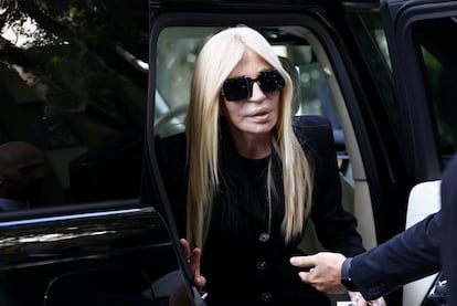 La diseñadora Donatella Versace en su llegada al Armani/Teatro mientras el diseñador Giorgio Armani yace en capilla ardiente, tras su fallecimiento a los 91 años, en Milán, Italia, el 6 de septiembre de 2025.  