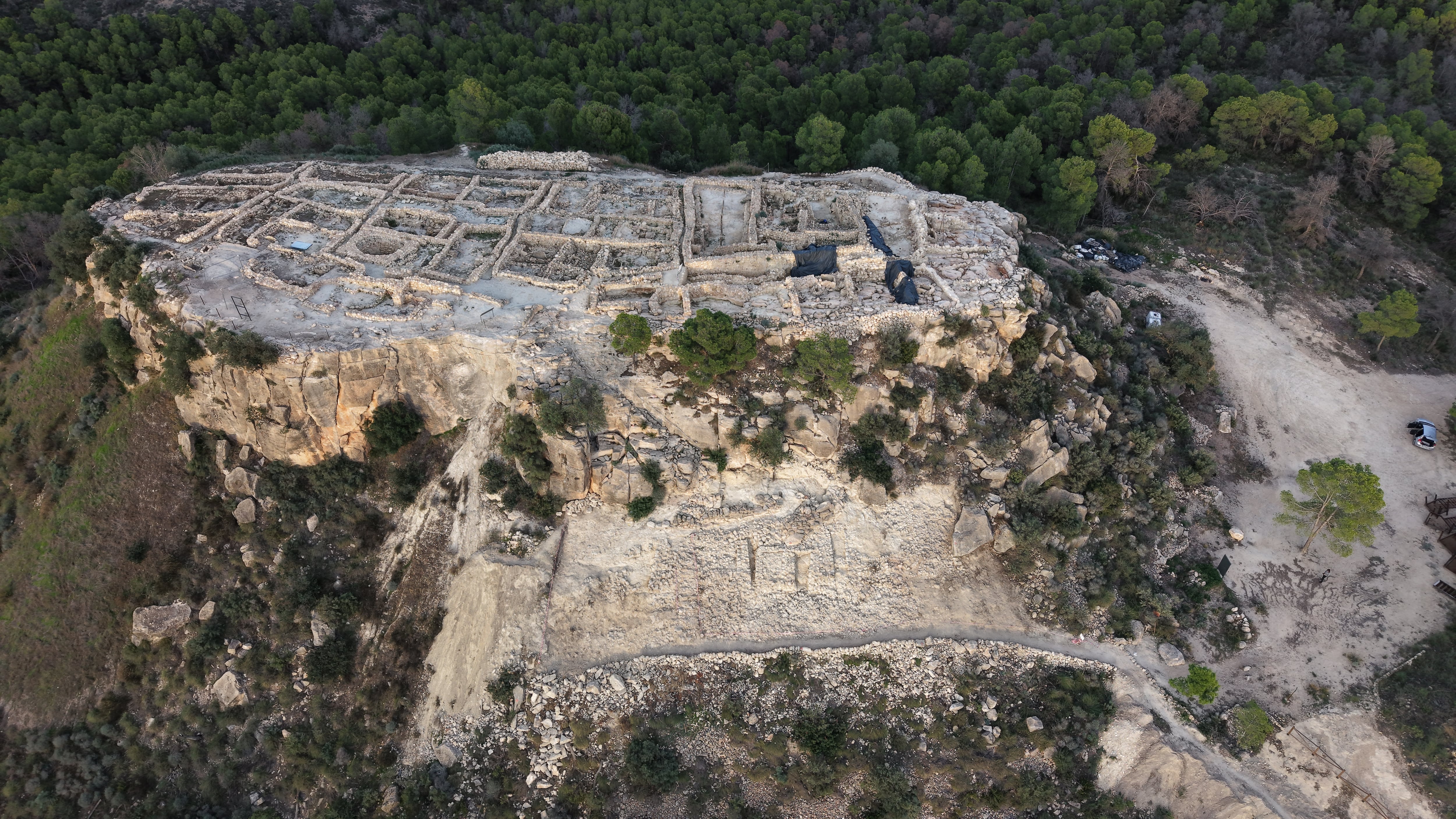 El hallazgo de una gran muralla en La Almoloya amplía el misterio de la sociedad argárica: ¿por qué levantarla en una ciudad inexpugnable?