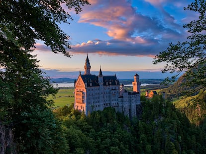 El castillo de Neuschwanstein, en Füssen (Alemania), fue la inspiración de Disney para su mítico castillo.