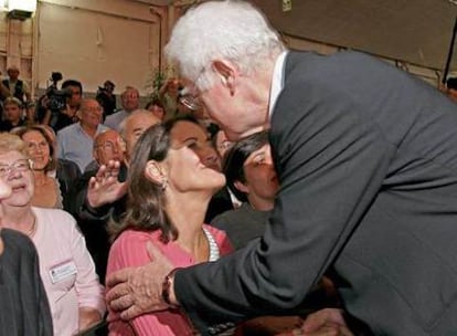 Lionel Jospin saluda a Ségolène Royal en La Rochelle, en verano de 2006.