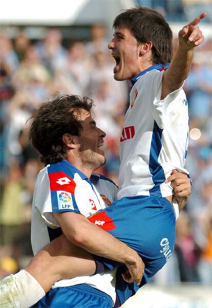 David Villa (dcha.) celebra su segundo gol, y el quinto del Zaragoza, con su compañero Juan José Camacho.