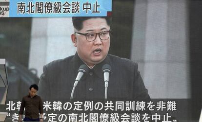 Un hombre pasa junto a una pantalla gigante en Tokio que muestra a Kim Jong-un, hoy.