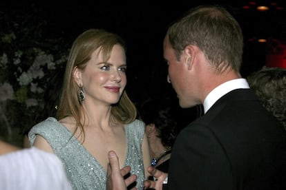 La actriz Nicole Kidman (tres veces nominada al Oscar, que ganó en 2003 como mejor actriz por 'Las Horas') escucha al príncipe Guillermo. Durante la cena ofrecida anoche en Hollywood, Kidman compartió mesa con el duque de Cambridge y su esposa, Catalina.