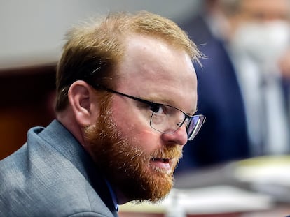 Travis McMichael durante la lectura de su sentencia a cadena perpetua en el tribunal de Brunswick, Georgia