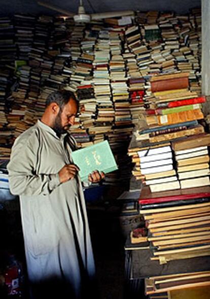 Fondos de la arrasada Biblioteca Nacional se apilan en una mezquita de Bagdad.