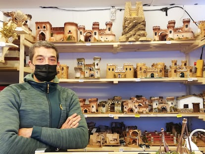 David Ponce (Madrid, 45 años) enseña los castillos que el mismo fabrica a mano