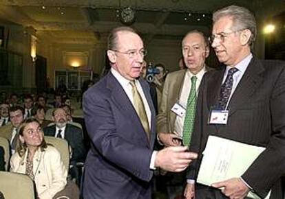 Rodrigo Rato (izquierda) conversa con Mario Monti a su llegada, ayer, al Casino de Madrid.