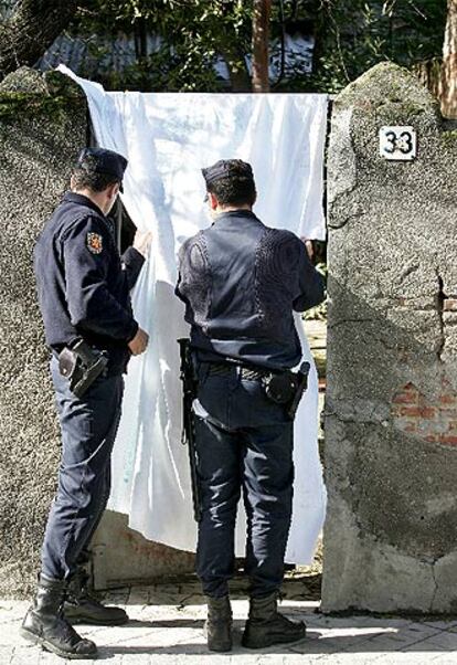 Unos policías custodian la entrada a la casa de la familia.