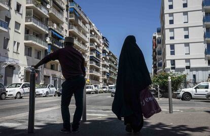 Un hombre y una mujer musulmanes, en el barrio de L'Ariane, en Niza.