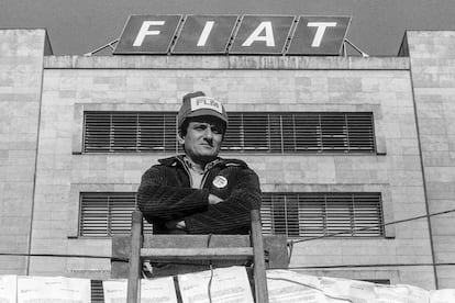 Un trabajador del metal no identificado en una protesta en la fábrica de Fiat Mirafiori, en Turín, en 10 de octubre de 1980. 